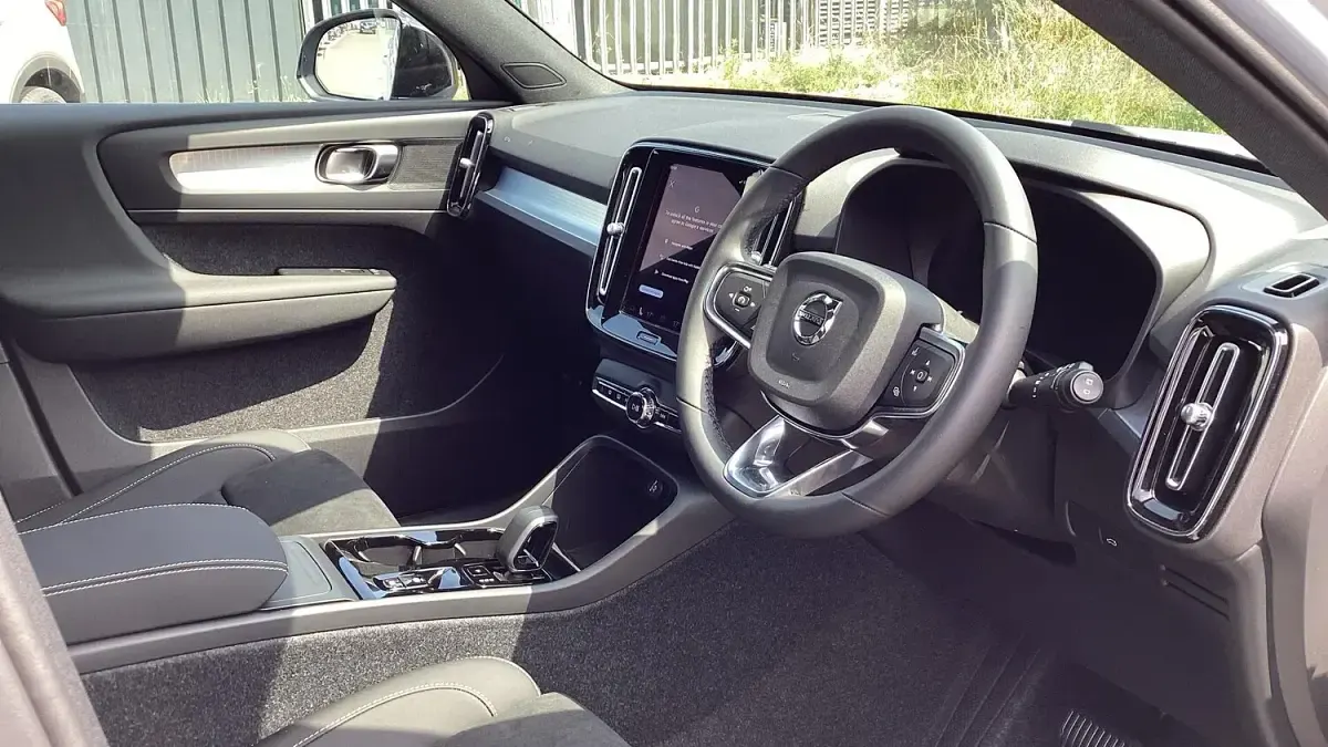 New Volvo XC40 Plus 2026 Blue SUV