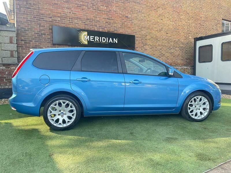 Used Ford Focus Zetec 100 HP (73 kW) 2010 Blue Estate