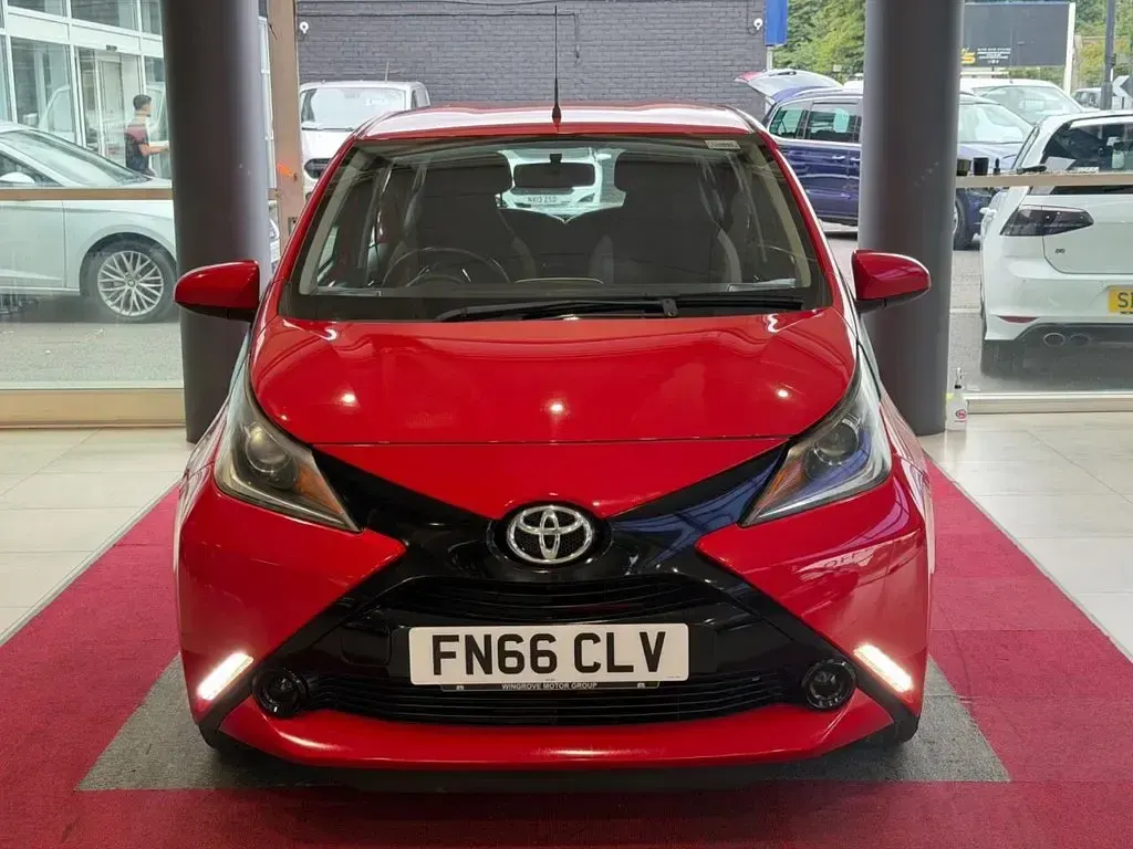 Used Toyota Aygo X-play 68 HP (50 kW) 2016 Red Hatchback
