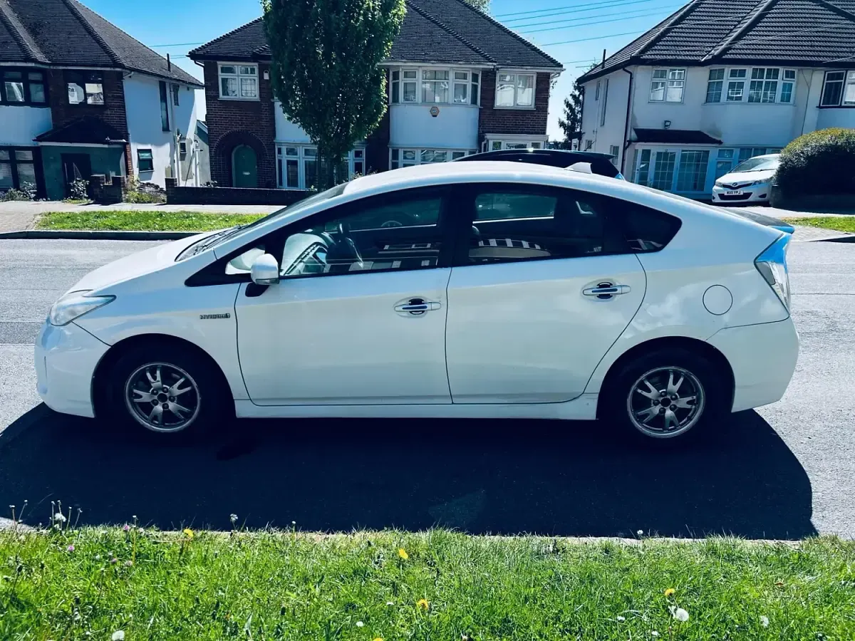 Used Toyota Prius 2016 White Hatchback