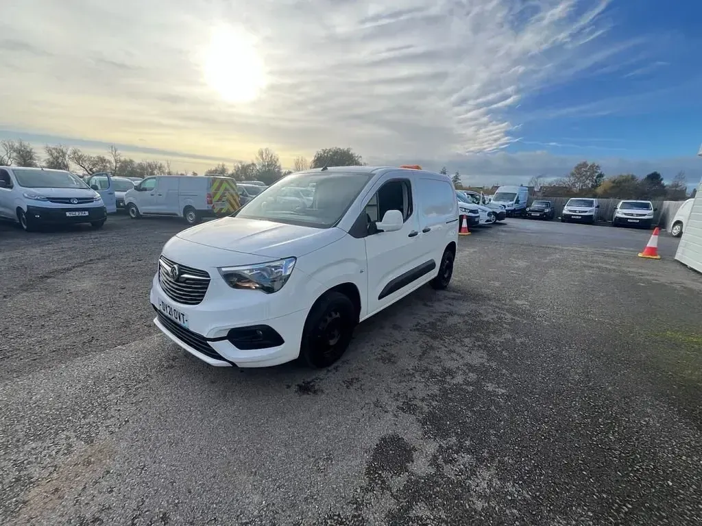 Używany Vauxhall Combo Sportive 100 KM (73 kW) 2021 Biały Van