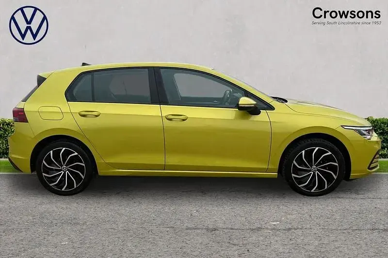 Used VW Golf VIII Life 150 HP (110 kW) 2022 Yellow Hatchback