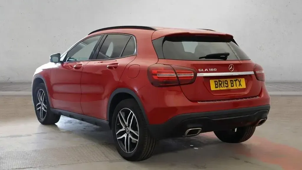 Used Mercedes GLA180 Urban 122 HP (89 kW) 2019 Red SUV