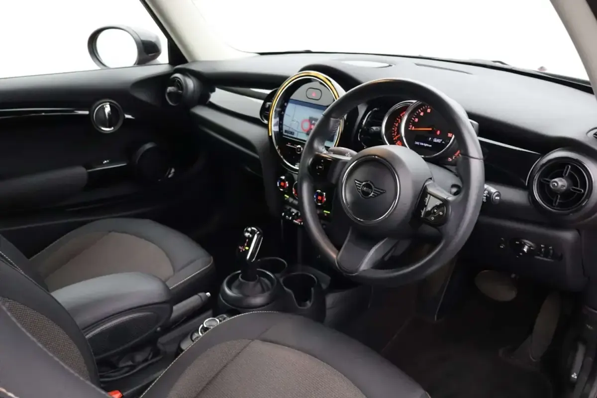 Begagnad Mini Cooper Classic 2021 Röd Halvkombi