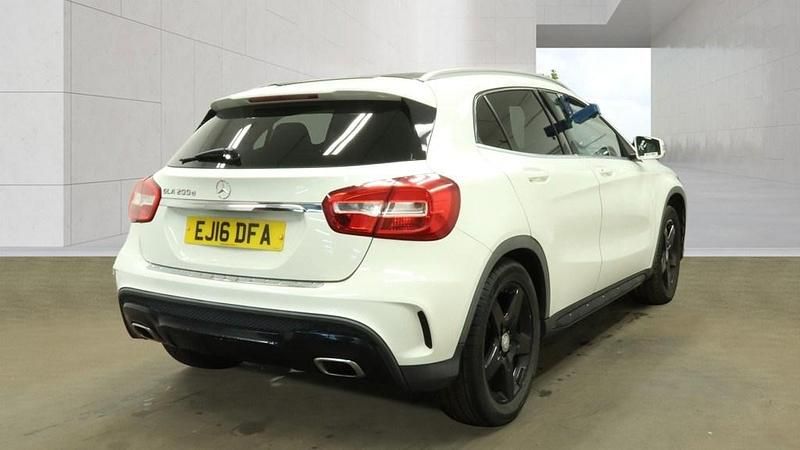 Used Mercedes GLA200 AMG line 136 HP (100 kW) 2016 White SUV