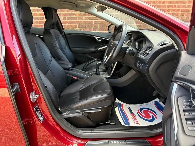 Used Volvo V40 SE Lux 190 HP (139 kW) 2015 Red Hatchback