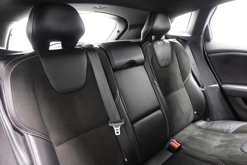 Begagnad Volvo V40 R-Design 152 HK (111 kW) 2016 Vit Halvkombi