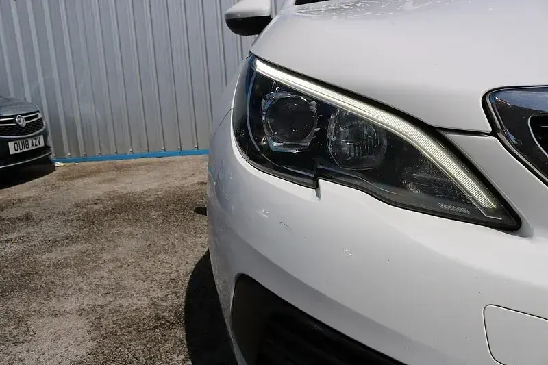 Used Peugeot 308 Access 100 HP (73 kW) 2018 White Hatchback