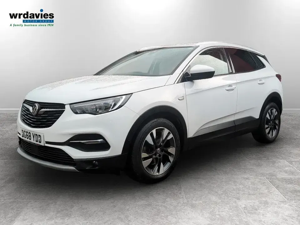 Used Vauxhall Grandland X Sport 130 HP (95 kW) 2018 White SUV