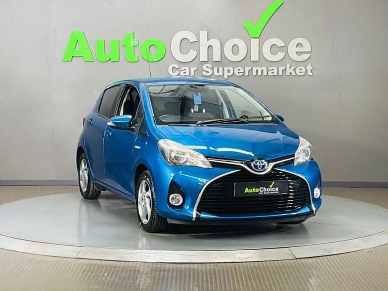 Used Toyota Yaris Hybrid 101 HP (74 kW) 2016 Blue Hatchback