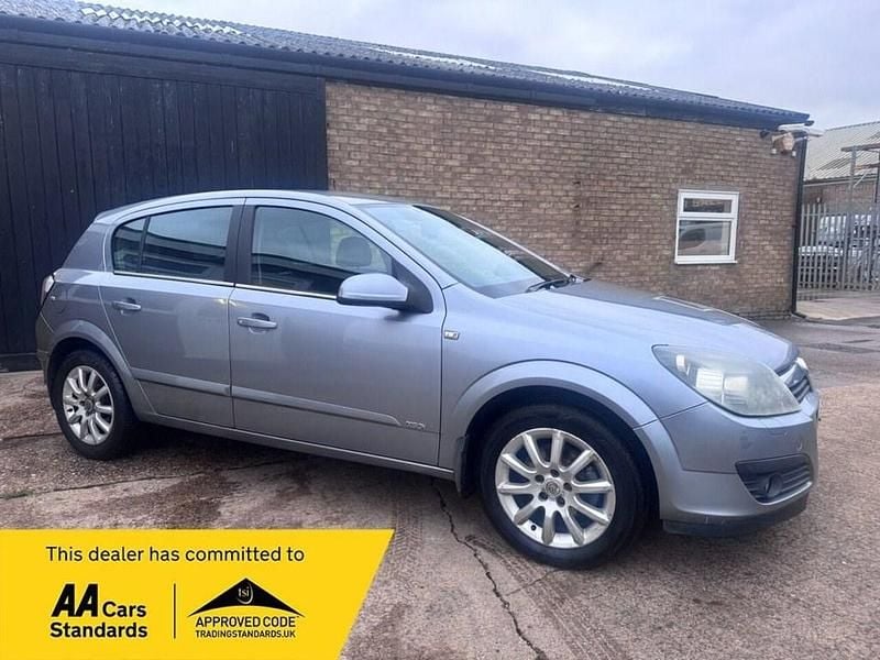 Silver Used 2006 Vauxhall Astra Design Edition Hatchback | £1,895 (Fair price) - Image 1/4