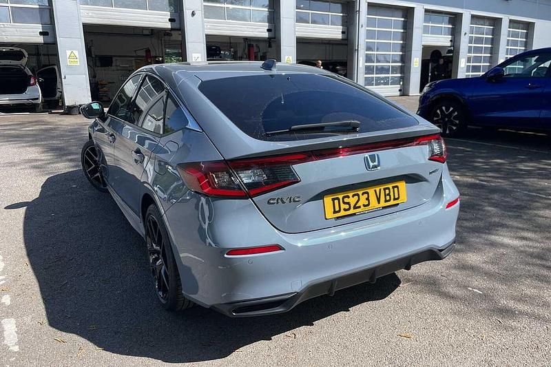 Begagnad Honda Civic Advance 143 HK (105 kW) 2023 Grå