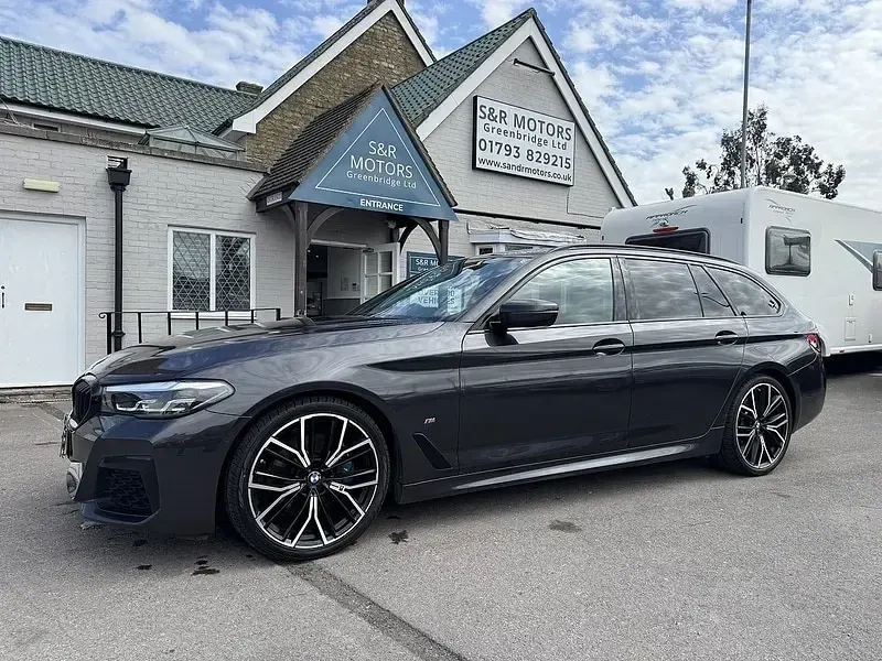 Usado BMW 520 M Sport 2021 Gris Familiar