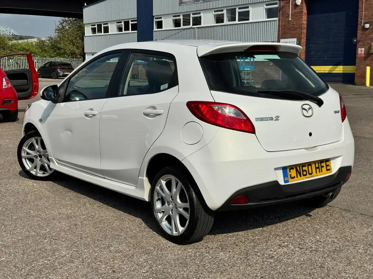 Used Mazda 2 2010 White Hatchback