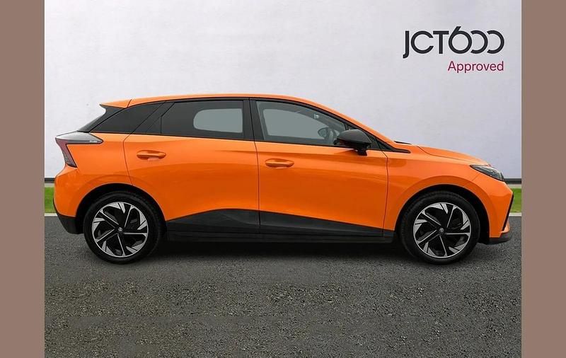 Used MG MG4 EV Trophy 150 kW (204 HP) 2022 Orange Hatchback