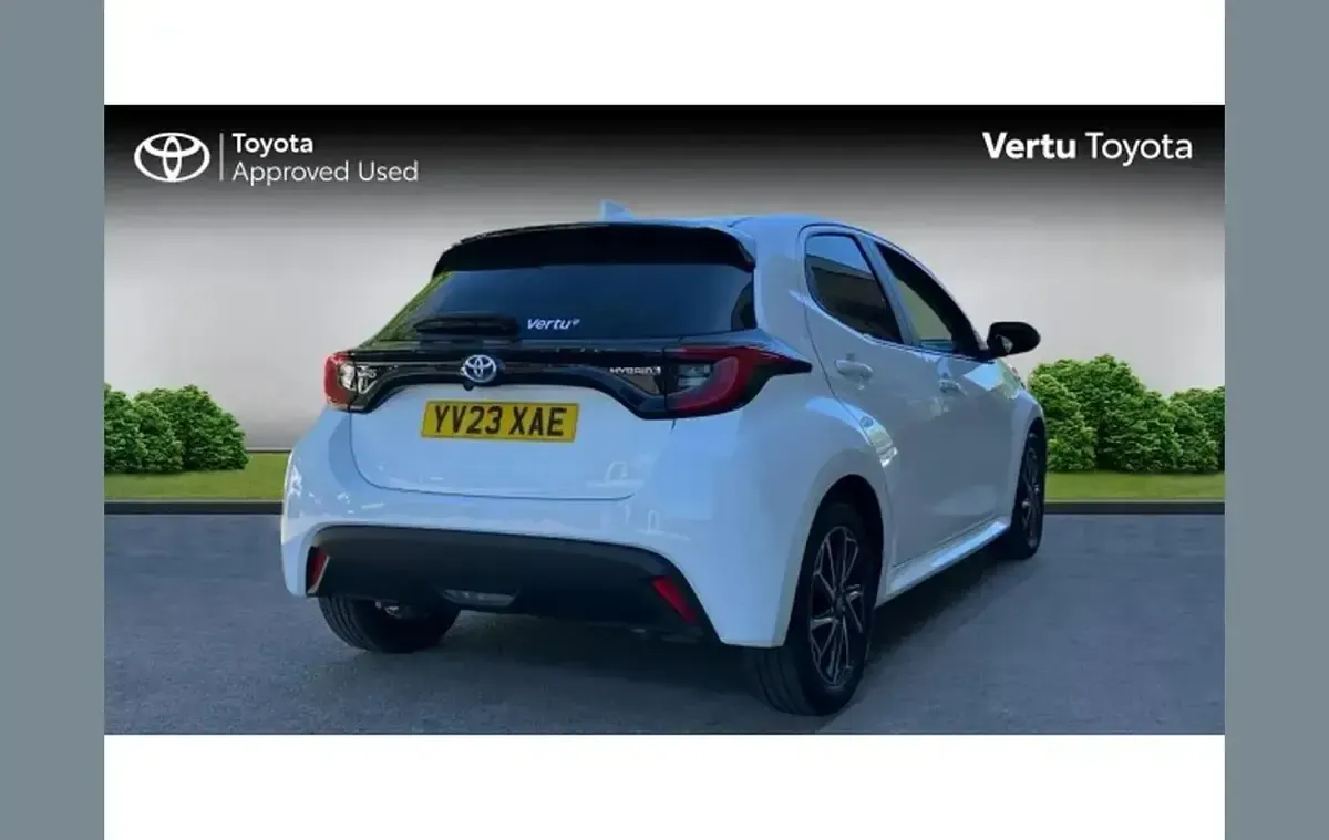 Used Toyota Yaris Hybrid Design 116 HP (85 kW) 2023 White Hatchback