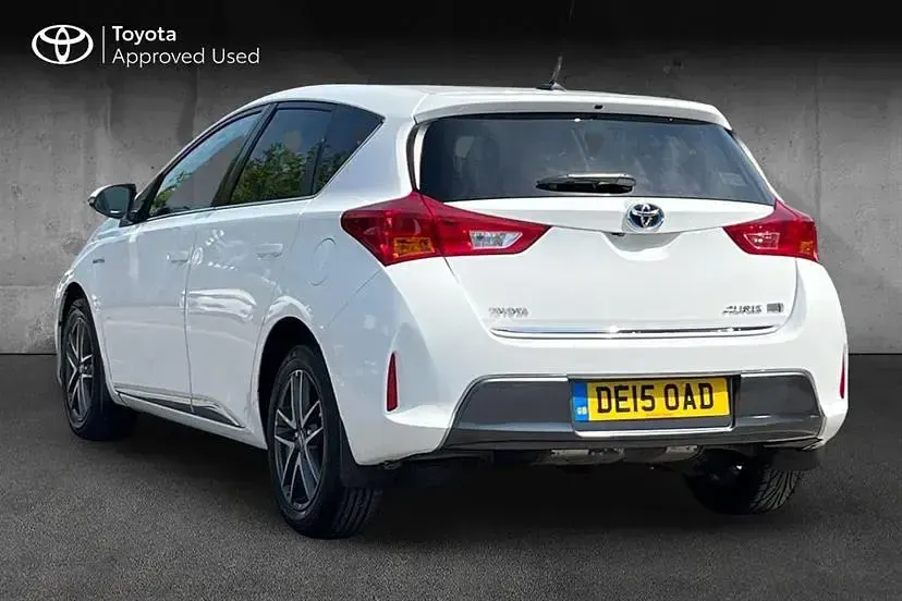 Used Toyota Auris Hybrid 136 HP (100 kW) 2015 Pure white Hatchback