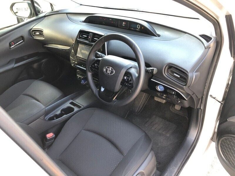 Used Toyota Prius 136 HP (100 kW) 2024 Silver Hatchback