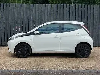 Used Toyota Aygo X-play 68 HP (50 kW) 2017 White Hatchback