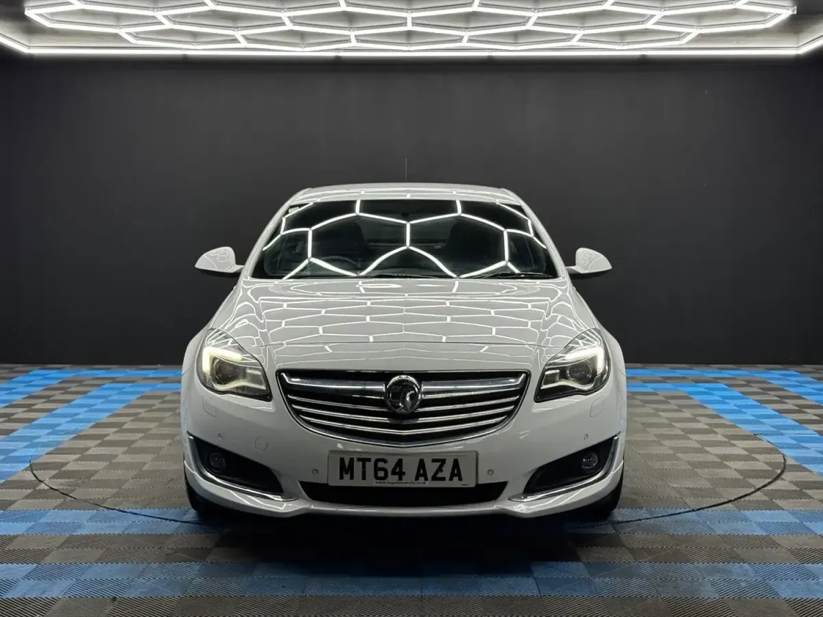 Second-hand Vauxhall Insignia Edition 140 CP (102 kW) 2014 Alb Hatchback