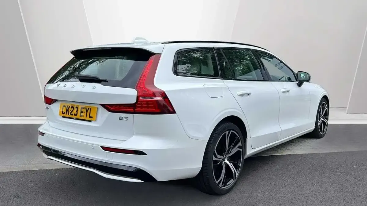 Usado Volvo V60 Plus 2023 Blanco Familiar