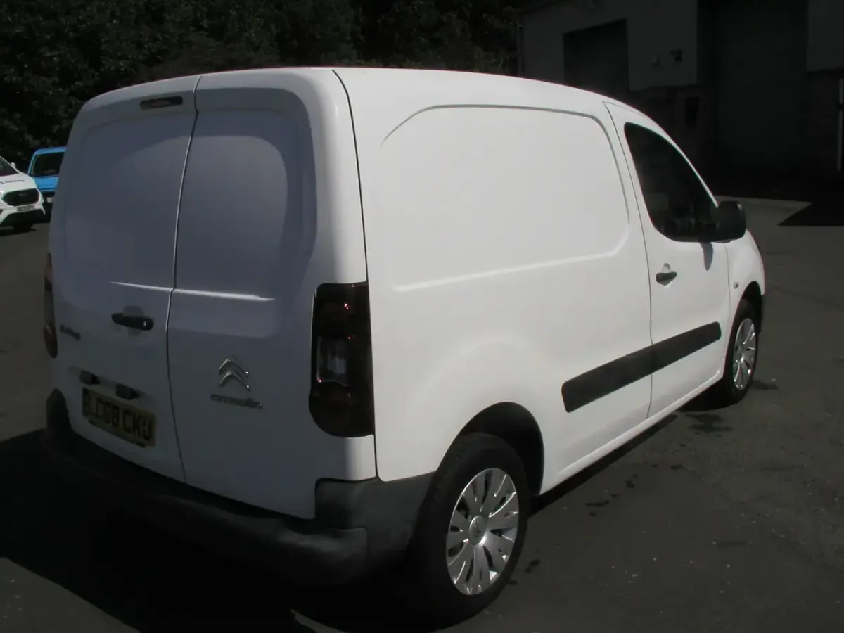 Used Citroën Berlingo 100 HP (73 kW) 2018 White MPV