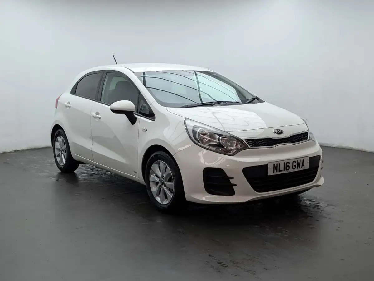 Begagnad Kia Rio 75 HK (55 kW) 2016 Vit Halvkombi