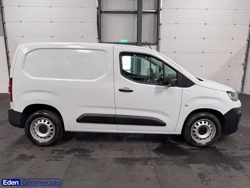 Used Citroën Berlingo 100 HP (73 kW) 2023 White MPV