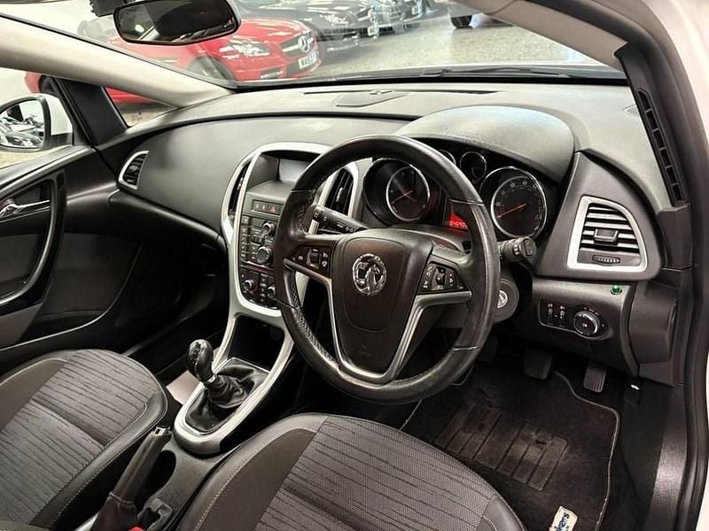 Used Vauxhall Astra Excite 100 HP (73 kW) 2015 White Hatchback