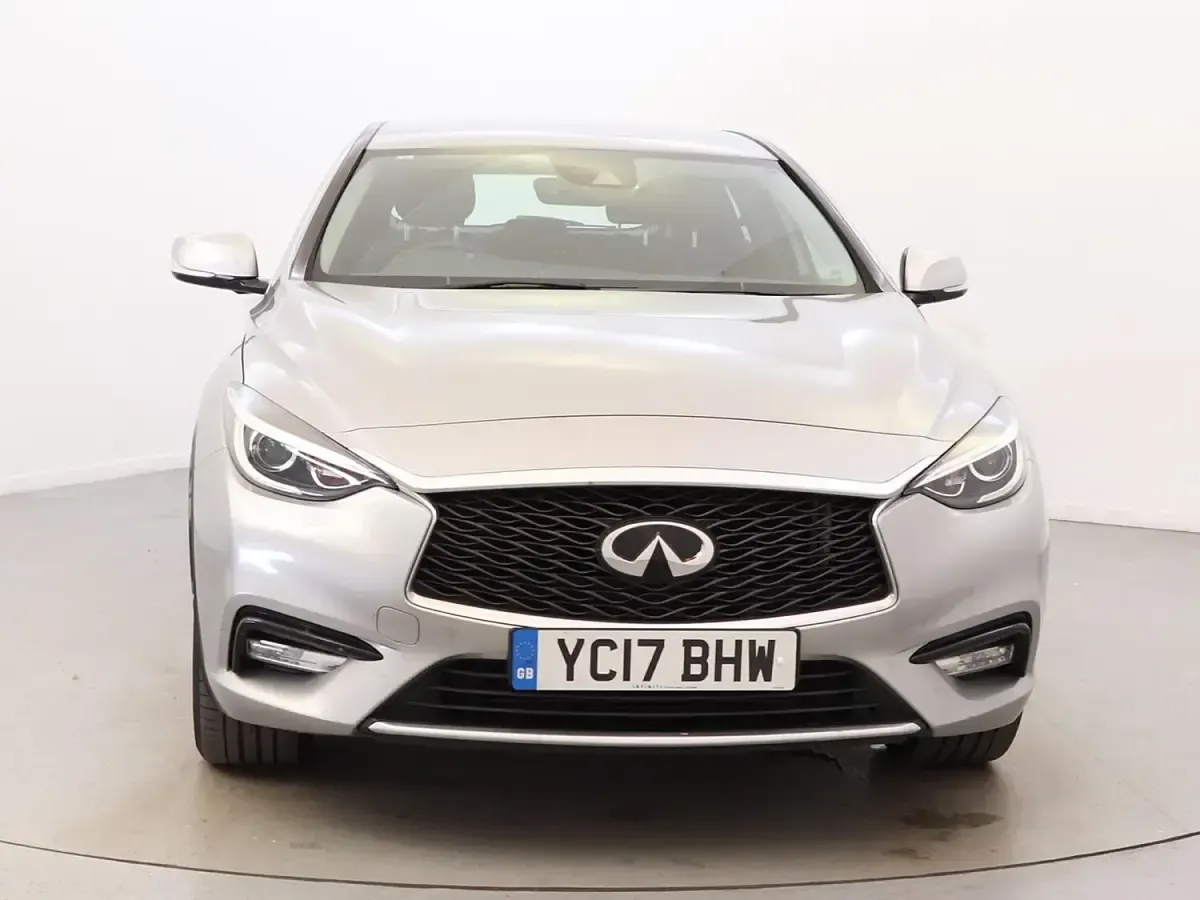 Used Infiniti Q30 Business 109 HP (80 kW) 2017 Silver Hatchback