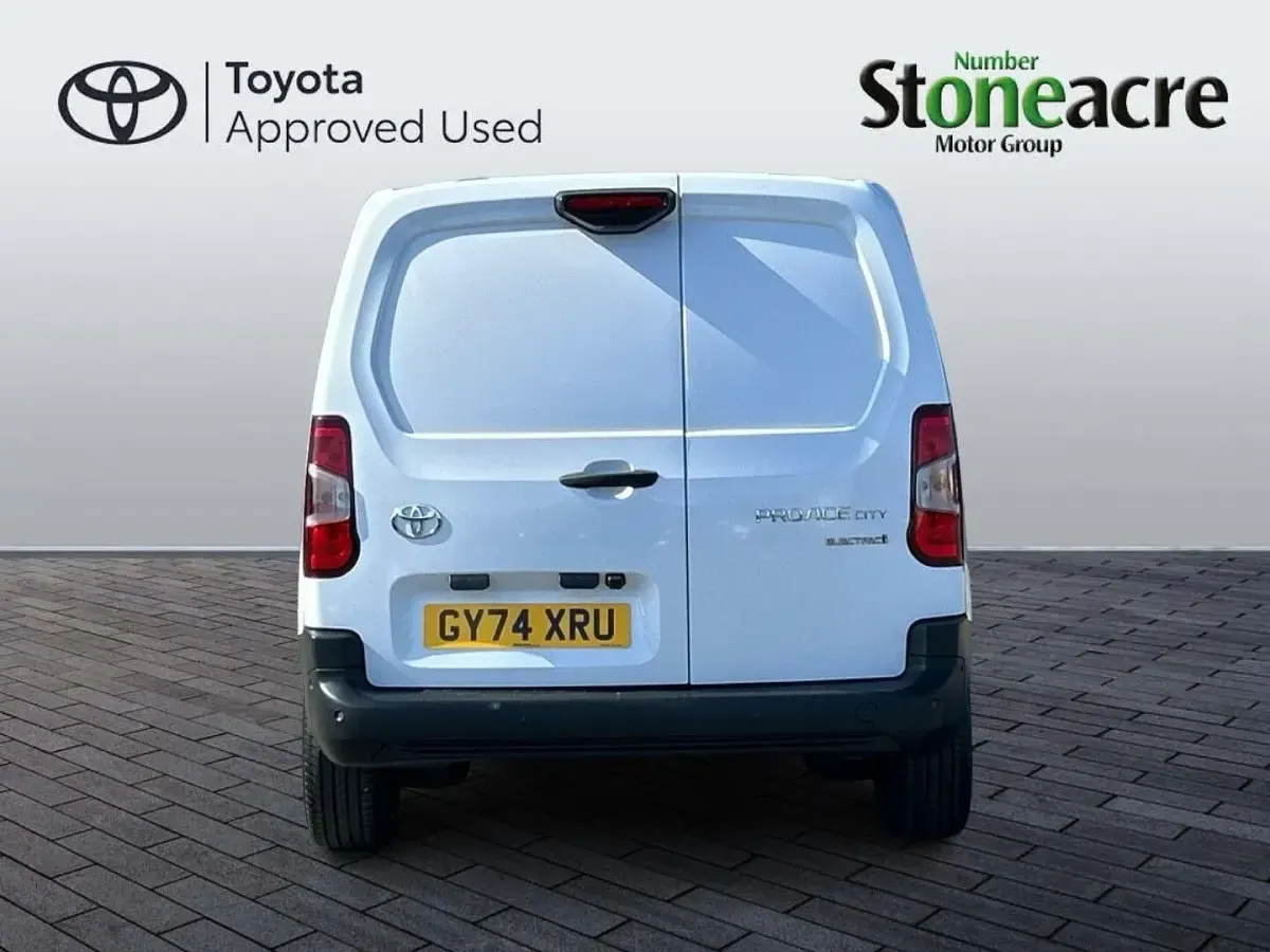 Used Toyota Proace 50 kW (68 HP) 2024 White MPV