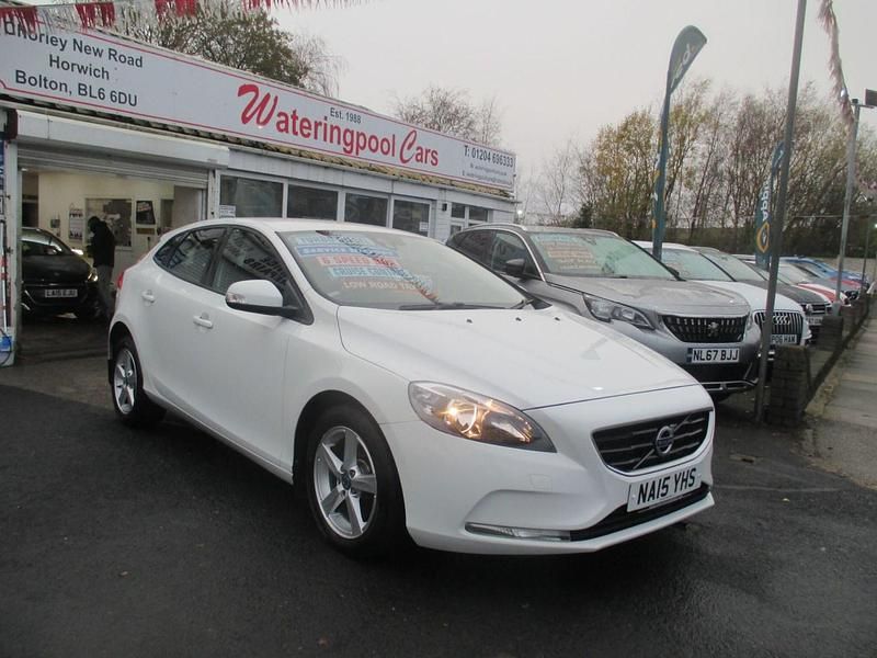 Used Volvo V40 120 HP (88 kW) 2015 White Hatchback