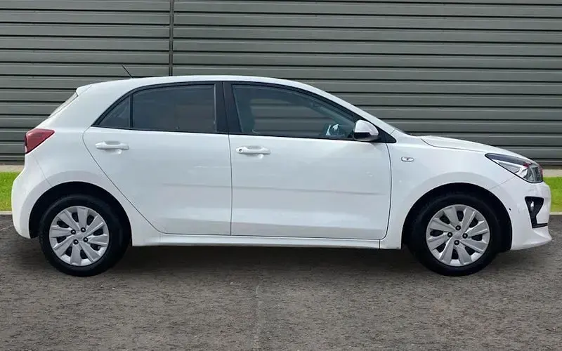 Used Kia Rio 84 HP (61 kW) 2021 White Hatchback
