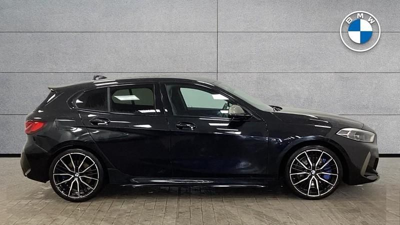Begagnad BMW M135 Shadowline 302 HK (222 kW) 2022 Svart Halvkombi