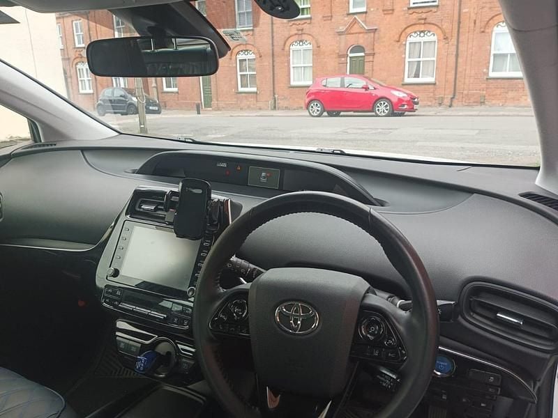 Used Toyota Prius 70 HP (51 kW) 2022 White Hatchback