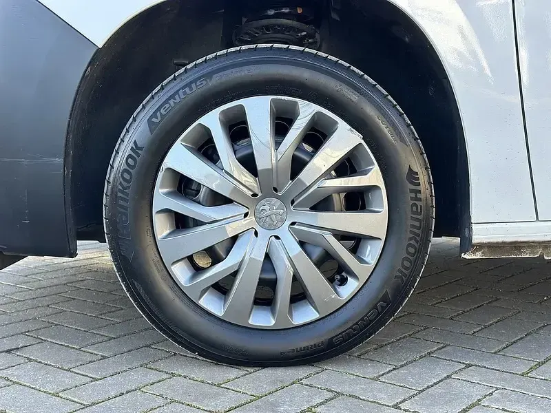 Begagnad Peugeot Partner Premium 2023 Vit Minibuss