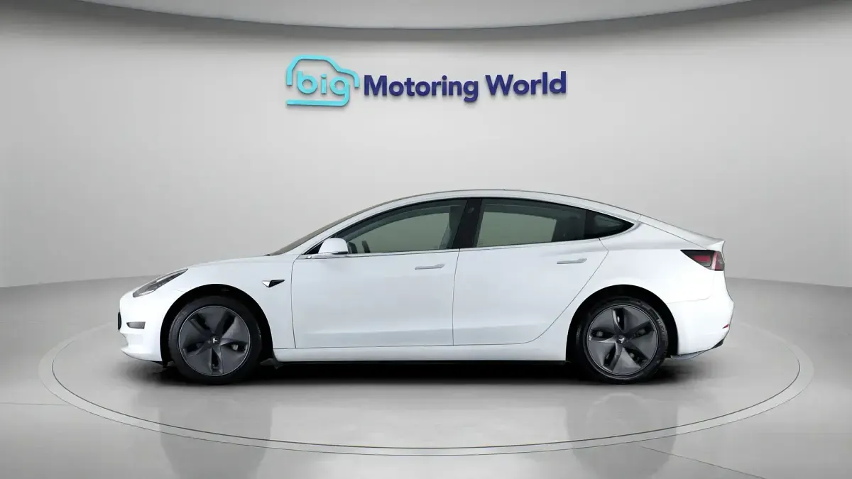 Used Tesla Model 3 Standard Range Plus 222 kW (302 HP) 2020 White Sedan