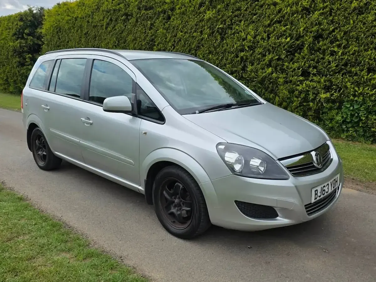 Usado Vauxhall Zafira 115 CV (84 kW) 2013 Plateado Monovolumen