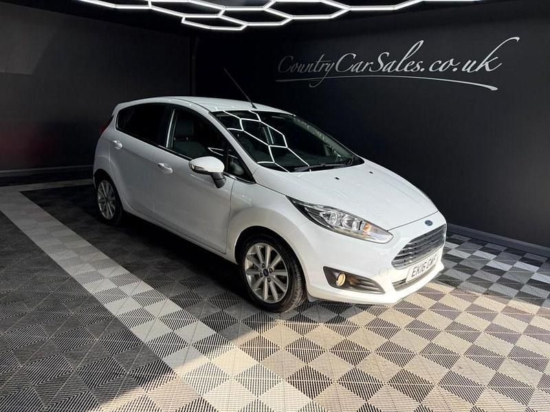 Used Ford Fiesta Titanium 125 HP (91 kW) 2016 White Hatchback
