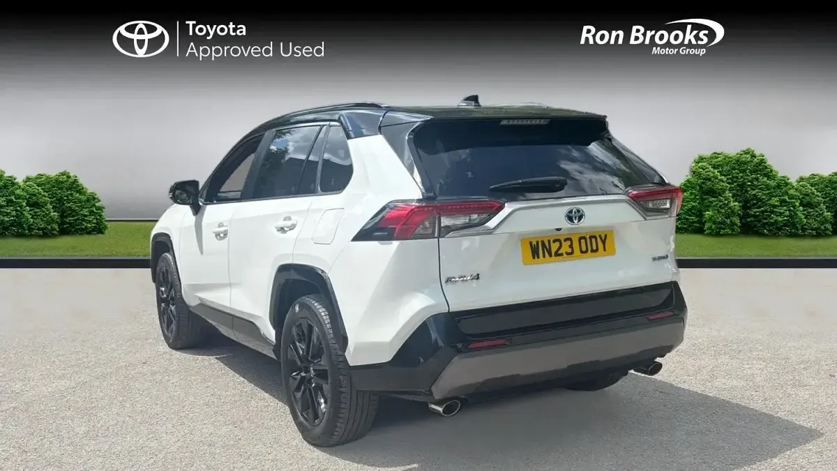 Used Toyota RAV4 218 HP (160 kW) 2023 White/black SUV