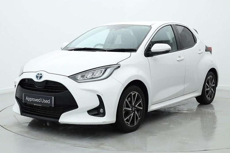 Second-hand Toyota Yaris Hybrid Design 113 CP (83 kW) 2024 Alb Hatchback