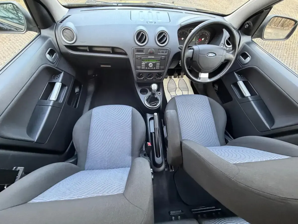 Używany Ford Fusion Zetec 80 KM (58 kW) 2011 Czarny Hatchback