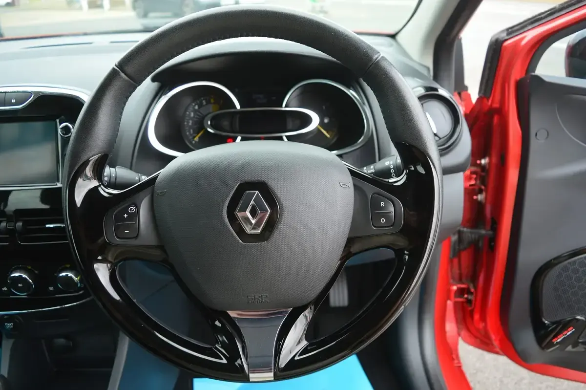 Used Renault Clio Dynamique 75 HP (55 kW) 2013 Red Hatchback