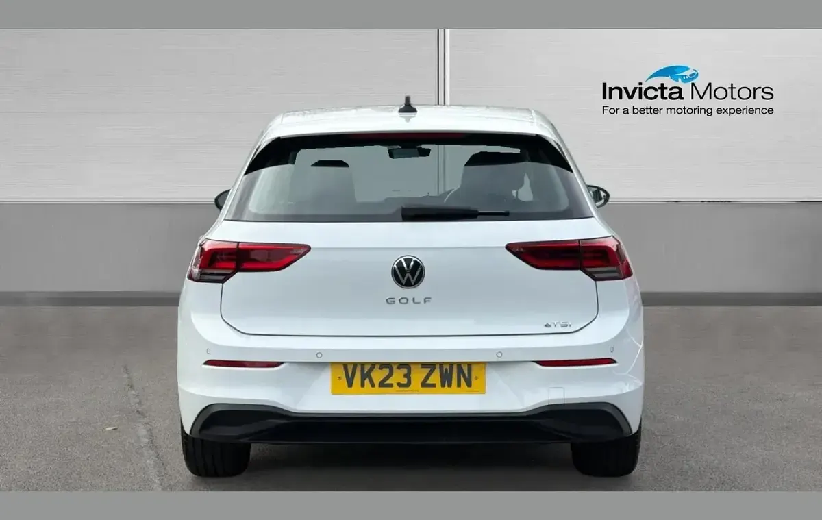 Begagnad VW Golf VIII Life 150 HK (110 kW) 2023 Vit Halvkombi
