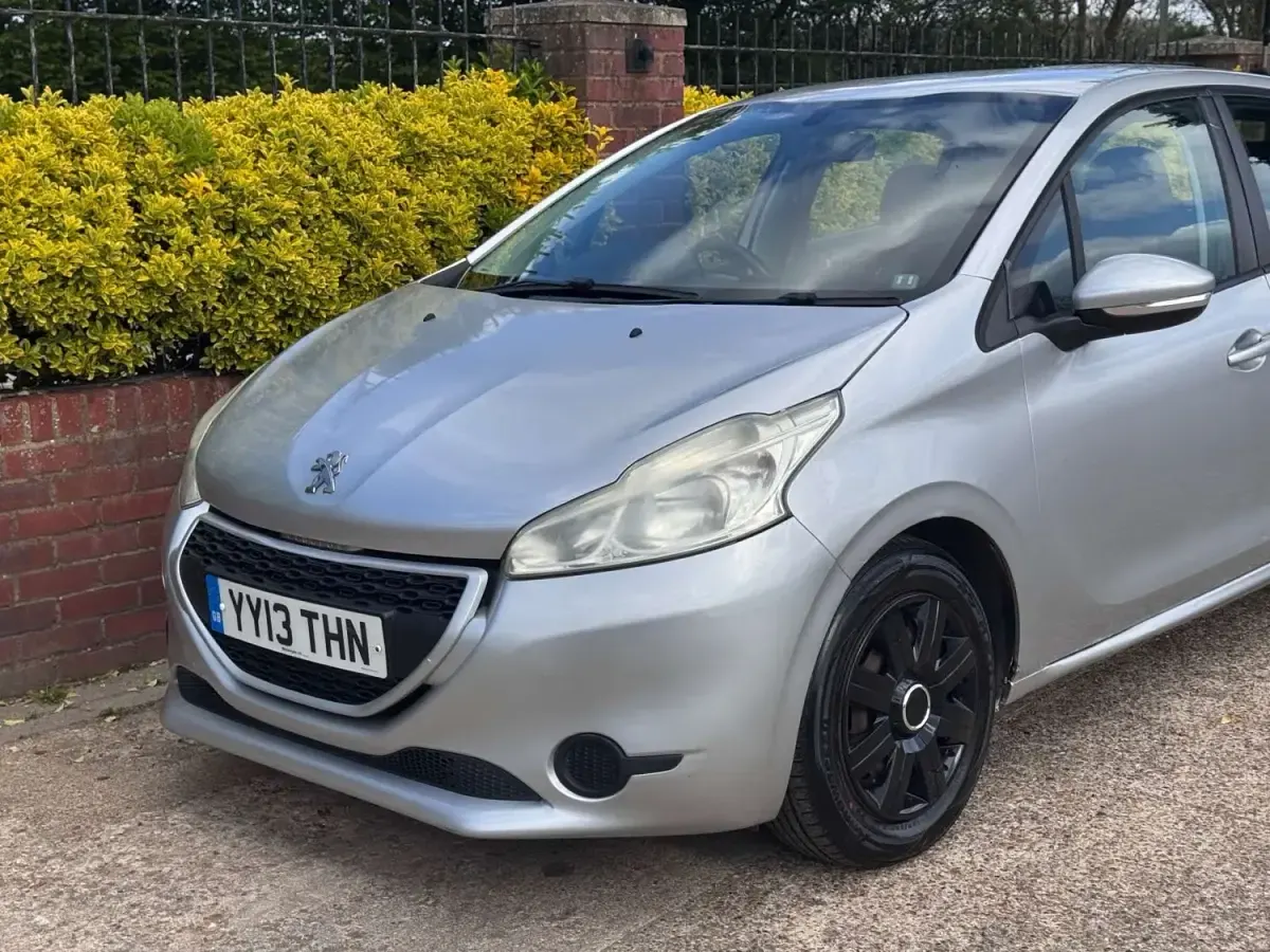 Używany Peugeot 208 Access 82 KM (60 kW) 2013 Srebrny Hatchback