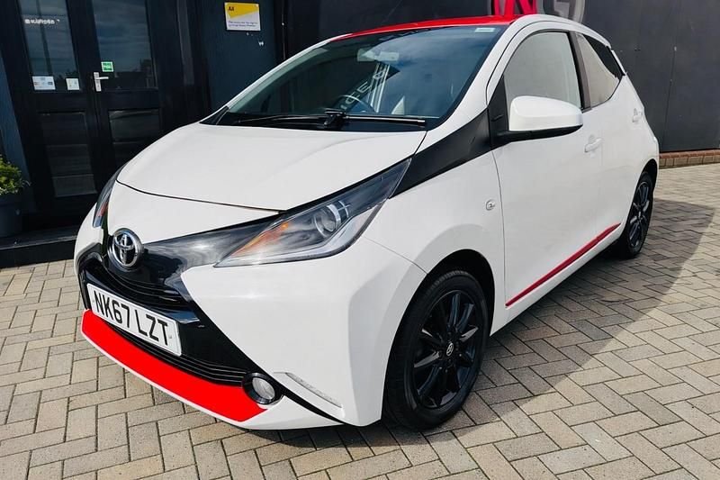 Used Toyota Aygo x-press 69 HP (50 kW) 2017 White Hatchback