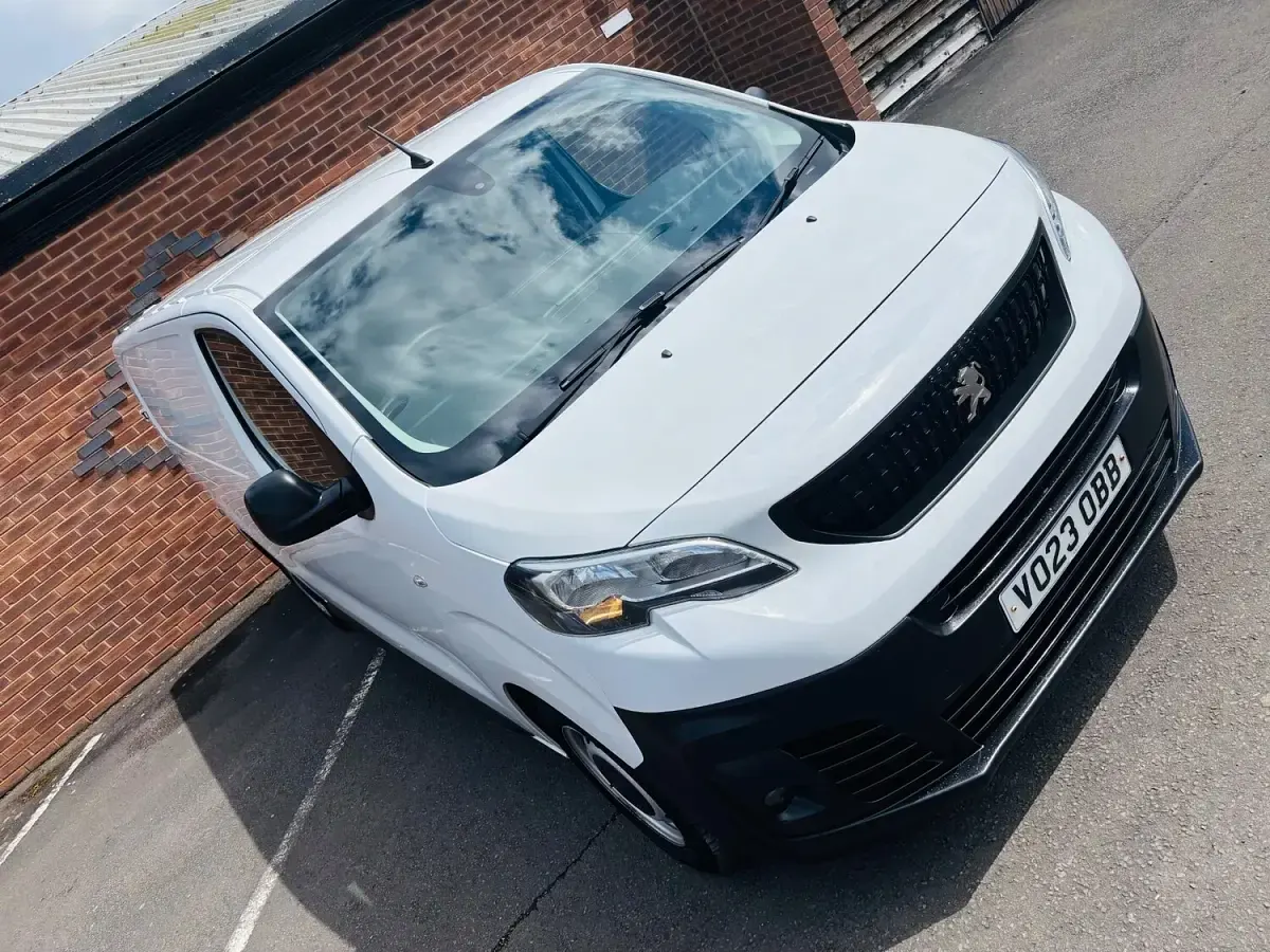 Używany Peugeot Expert Premium 142 KM (104 kW) 2023 Biały Van