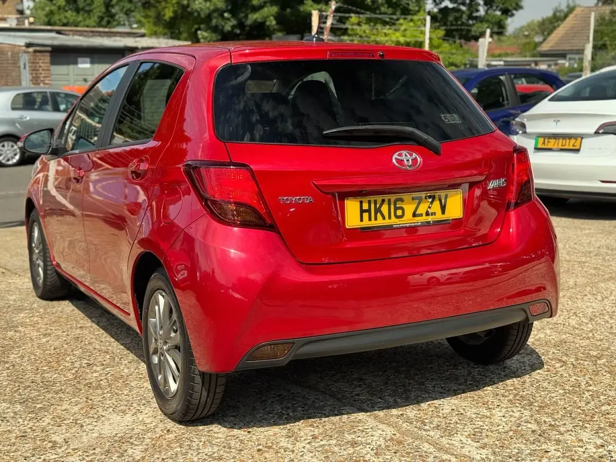 Used Toyota Yaris 99 HP (72 kW) 2016 Red Hatchback