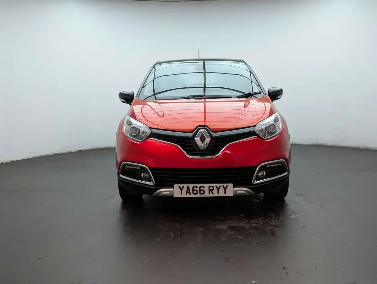 Used Renault Captur Signature 90 HP (66 kW) 2016 Red and black SUV