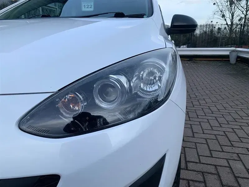 Gebraucht Mazda 2 Edition 84 PS (61 kW) 2014 Weiß Kleinwagen